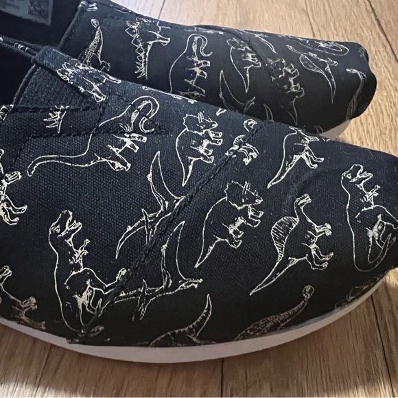 TOMS Black Dinosaur Print Slip-On Shoes Women’s Glow in the Dark 8.5 - Picture 3 of 5